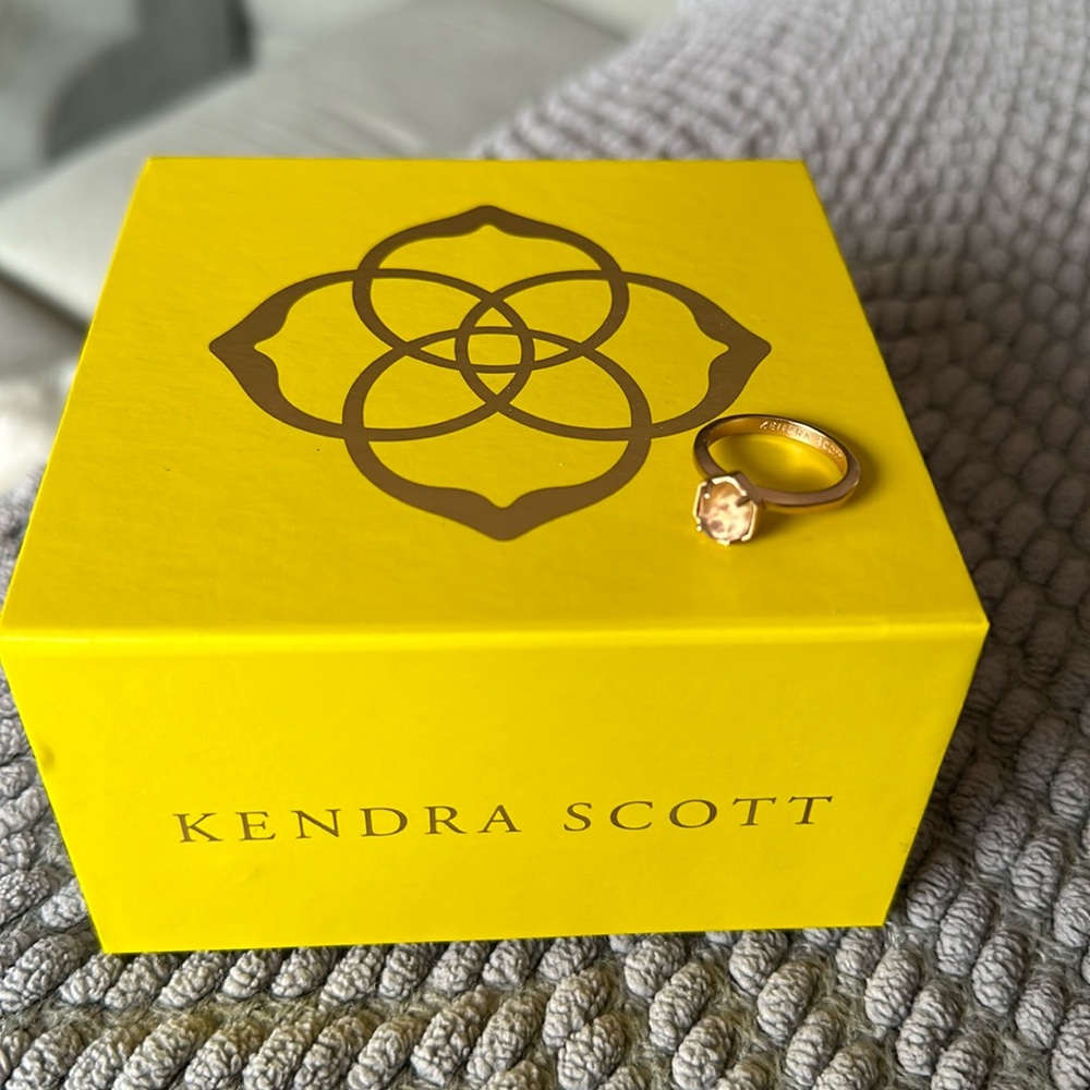 Kendra Scott small rose gold pendant ring in size 7